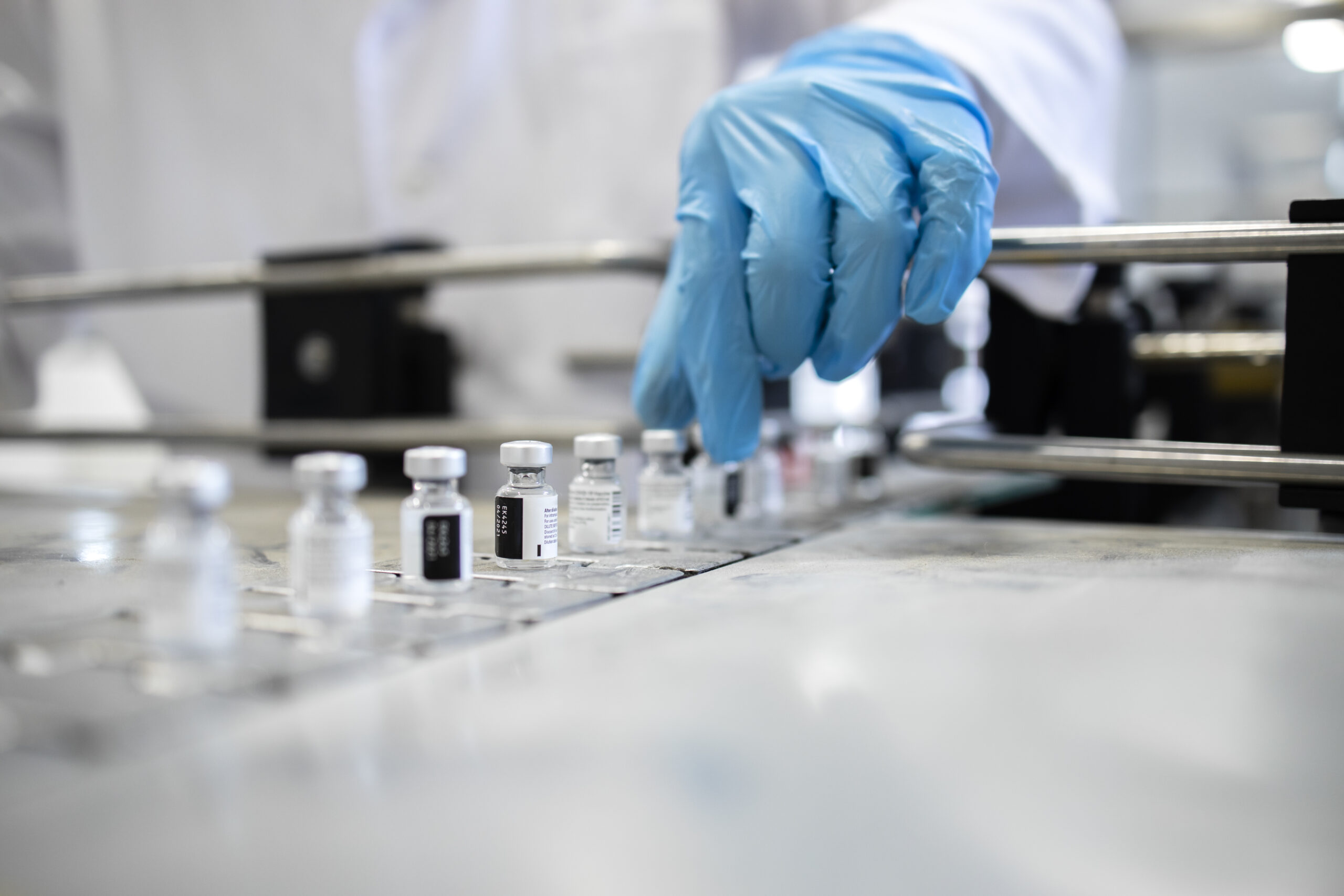 Pharmaceutical factory and industrial mass production of vaccine bottles against Covid-19 or corona virus pandemic. Soluciones para control de la cadena de frío en industria farmacéutica