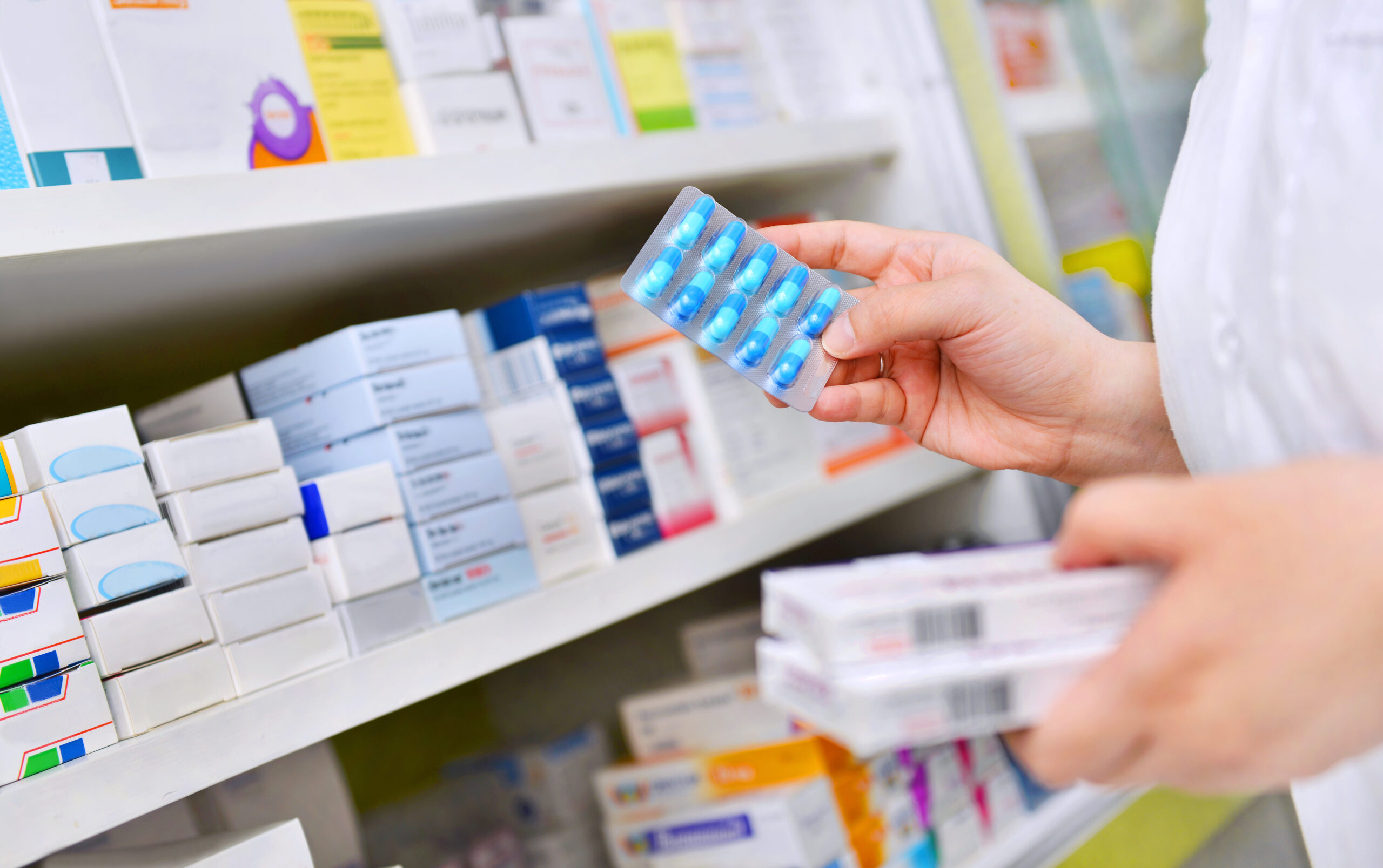 farmaceutico-que-sostiene-caja-medicina-paquete-capsula-farmacia-farmacia Soluciones para control de la cadena de frío en industria farmacéutica